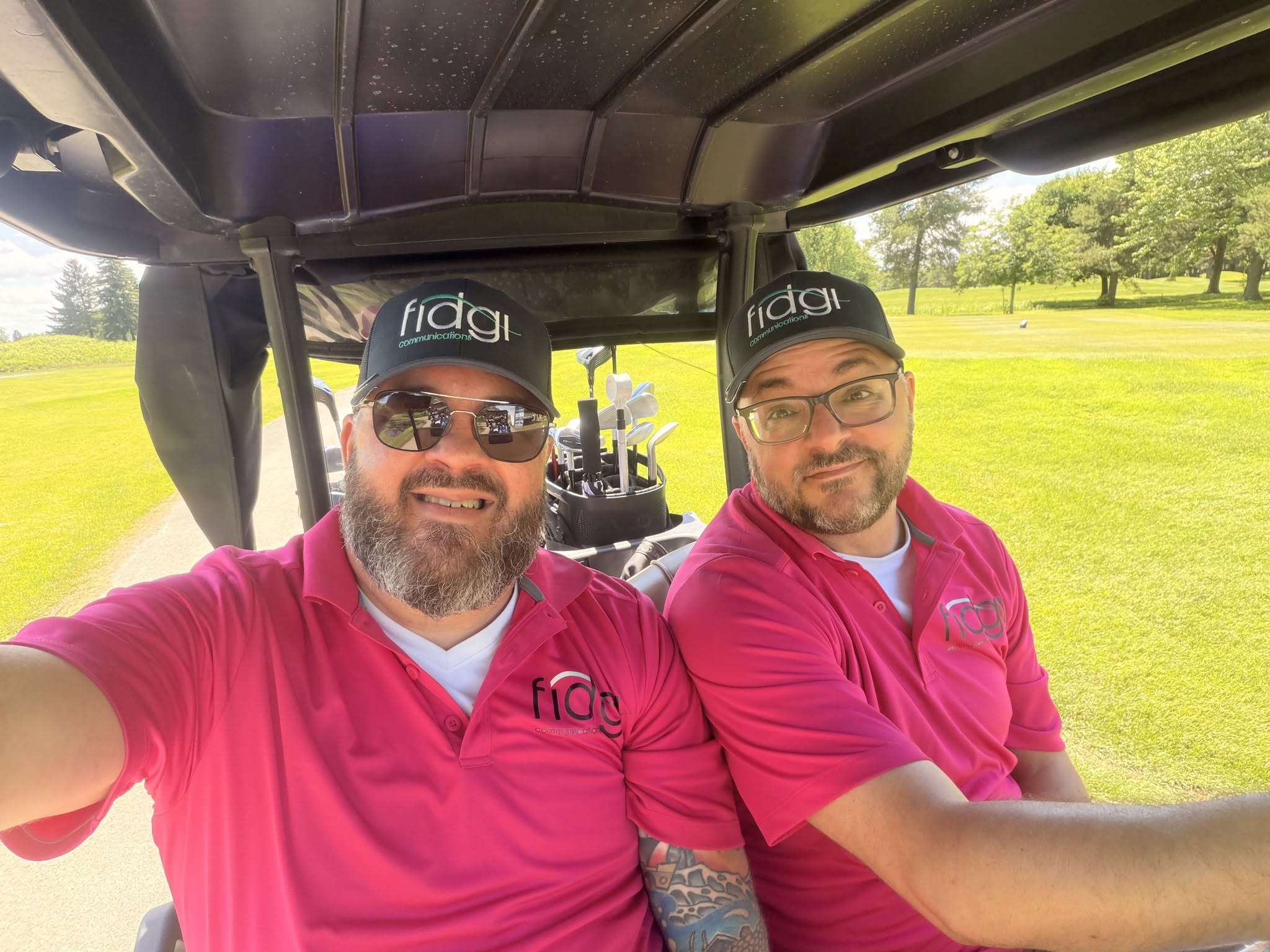 FIDGI était fier de commanditer le tournoi de golf de la CCAM au Club de golf Summerlea - Summerlea Golf & Country Club. 🏌️‍♂️⛳
Comme le veut maintenant la tradition, nous étions présents sur un trou pour servir nos légendaires Bloody-FIDGI aux participants! 🥤
Nous sommes heureux d'avoir pu contribuer au succès de cette journée exceptionnelle, tout en ayant l'occasion de rencontrer de belles personnes et d'échanger avec les membres de cette formidable communauté.
Merci à la Corporation des Concessionnaires d'Automobiles de Montréal pour l'organisation de cet événement rassembleur. Au plaisir de se revoir l'an prochain!
#NOUSSOMMESFIDGI #CCAM #GolfSummerlea #BloodyFIDGI #Partenariat #Réseautage #TournoiDeGolf