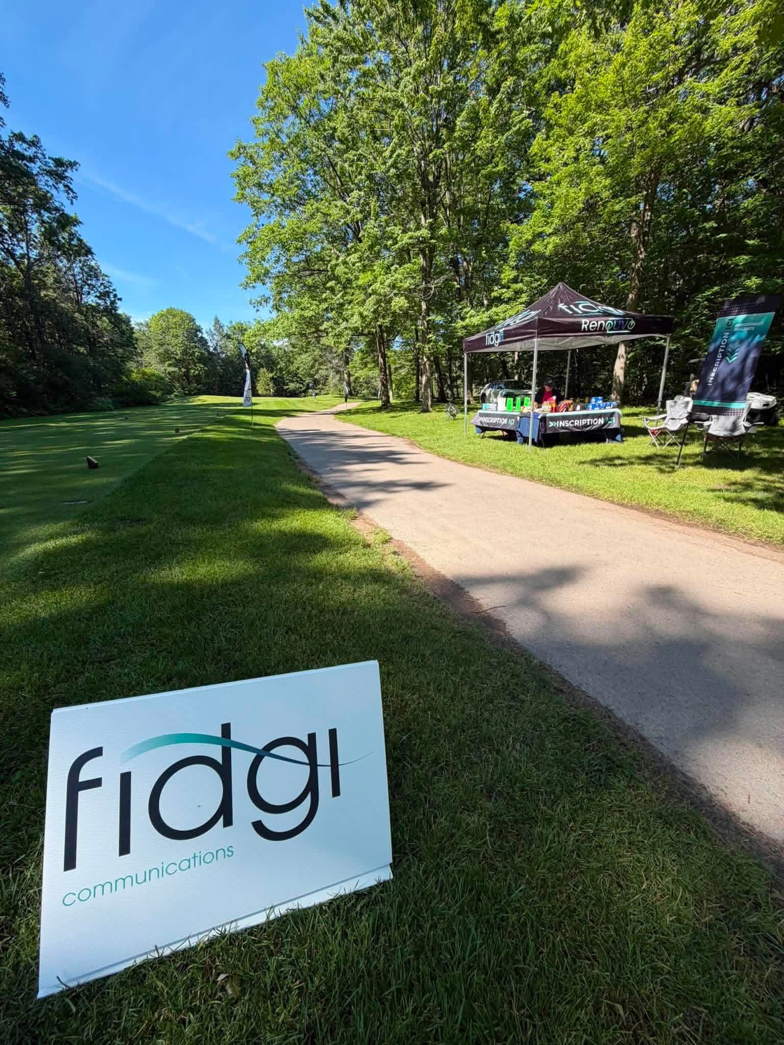 FIDGI était fier de commanditer le tournoi de golf de la CCAM au Club de golf Summerlea - Summerlea Golf & Country Club. 🏌️‍♂️⛳
Comme le veut maintenant la tradition, nous étions présents sur un trou pour servir nos légendaires Bloody-FIDGI aux participants! 🥤
Nous sommes heureux d'avoir pu contribuer au succès de cette journée exceptionnelle, tout en ayant l'occasion de rencontrer de belles personnes et d'échanger avec les membres de cette formidable communauté.
Merci à la Corporation des Concessionnaires d'Automobiles de Montréal pour l'organisation de cet événement rassembleur. Au plaisir de se revoir l'an prochain!
#NOUSSOMMESFIDGI #CCAM #GolfSummerlea #BloodyFIDGI #Partenariat #Réseautage #TournoiDeGolf